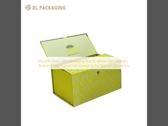 Boîte d'emballage cadeau à deux portes en jaune avec fermeture au bouton métallique et estampage en papier peint pour les occasions spéciales