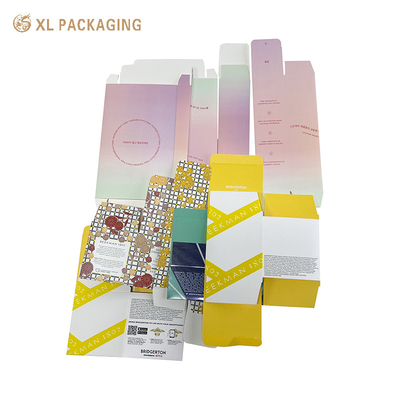 Boîte en carton de couleur rose pour les soins de la peau contenant des huiles essentielles