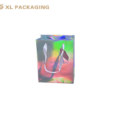 acheter Sacs de magasinage en papier holographique sur mesure avec poignées de ruban pour les cosmétiques fabrication en ligne