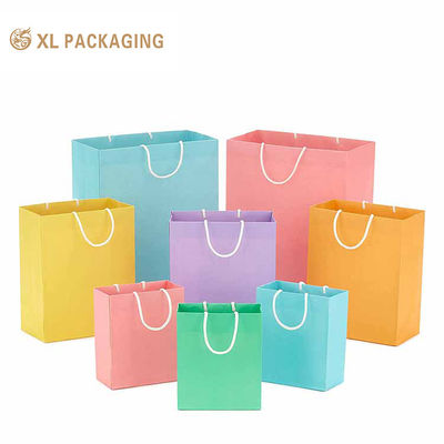 acheter Gros sacs de magasinage en papier recyclables de luxe avec logo personnalisé et poignées de papier tordues fabrication en ligne
