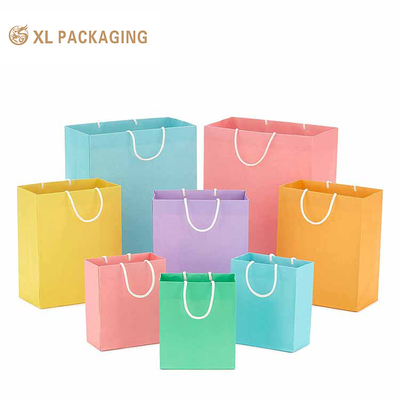 acheter Logos personnalisés de luxe Marque Grand vêtement Vente de sacs en papier Vêtements chaussures Emballages recyclables pour hommes Femmes Sacs en papier avec poignée de papier tordue online manufacture
