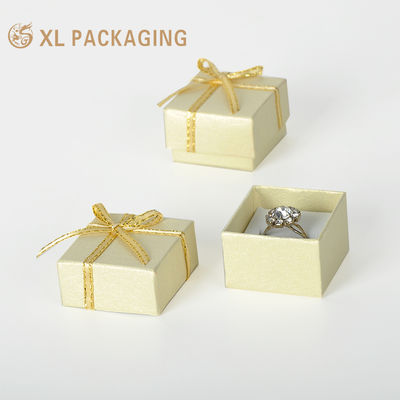 acheter Boîte cadeau rigide de bijoux personnalisée de 800 g avec insertion de velours blanc et bande de ruban doré pour bagues fabrication en ligne