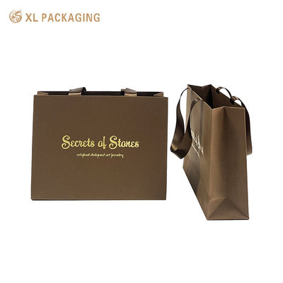 acheter Sac à provisions de cadeau de papier d'impression de logo fait sur commande avec la finition brun foncé mate et l'épaisseur de 150g fabrication en ligne