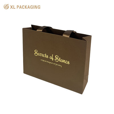 Sac de magasinage en papier kraft sur mesure avec impression de logo en feuille d'or et construction renforcée pour l'emballage de bijoux