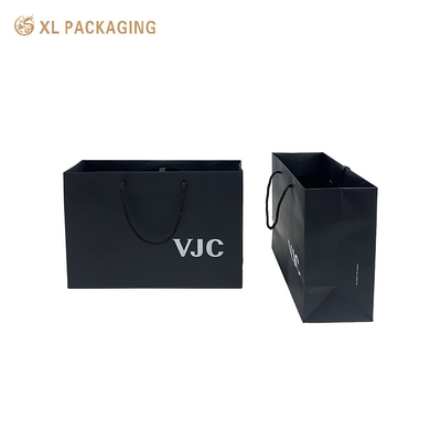 Emballage personnalisé Sac noir avec logo propre Sacs cadeaux en papier commerciaux pour chaussures et vêtements