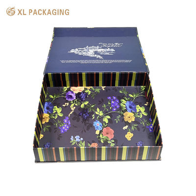 Une boîte cadeau à fermeture magnétique de 1200 grammes de qualité supérieure avec une stratification mate et une insertion en papier PVC pour un emballage cadeau élégant.