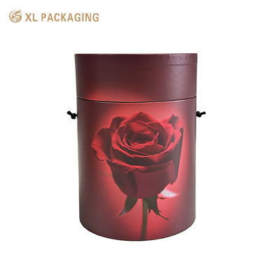 Boîte de tube de papier de fleur de rose de luxe avec poignée en corde noire d’illustration de rose personnalisée et finition mate rouge bordeaux