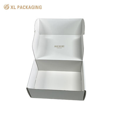 Boîtes de courrier ondulées blanches à expédition plate. Emballage mat enveloppé en carton gris double pour le thé, le chocolat et les produits de beauté.