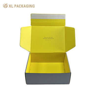 Boîtes de courrier ondulées imprimées sur mesure pour les cosmétiques. Boîtes d'expédition grises et jaunes de luxe avec logo.
