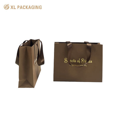 Sac à dos en papier de luxe texturé marron mat avec étiquetage à chaud en feuille d'or personnalisée et poignées de ruban de satin renforcé