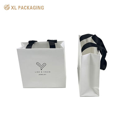 Sacs cadeaux en papier kraft blanc avec ruban noir