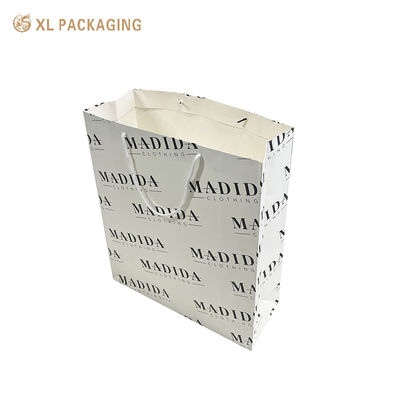 Logo personnalisé Sac de magasinage en papier de carton de 300 gm avec stratification mate et poignées en ruban de coton pour vêtements