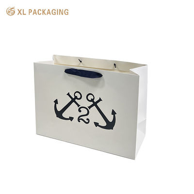 Sacs en papier de vêtements noirs mat personnalisés avec construction renforcée et impression de logo sur toute la surface pour l'emballage de cadeaux de luxe