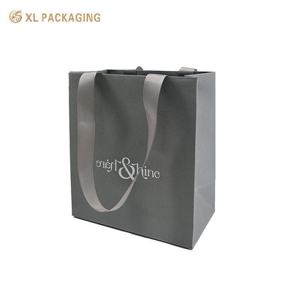 Sac cadeau de luxe en papier gris avec logo personnalisé, papier cartonné texturé robuste et poignées en tissu côtelé pour emballage boutique