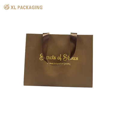 Sac-cadeau en papier de luxe avec estampage à chaud en papier d'or, poignées larges en ruban satiné et fond pliable triangulaire
