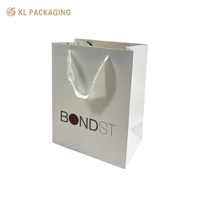 Sac de magasinage en papier à bande de satin blanc personnalisé avec matériau biodégradable et impression de logo