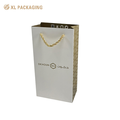 Emballage écologique Pour les boutiques Cadeaux Vente au détail Sacs de magasinage recyclables de haute qualité de couleur or Poche à chaîne OPP de luxe Sacs en papier avec feuille d'or Estampage Finition mate Fond renforcé