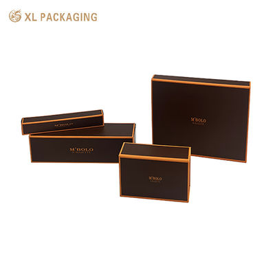 Une boîte cadeau de parfum et de bougie pliable de luxe personnalisée avec des inserts personnalisés.