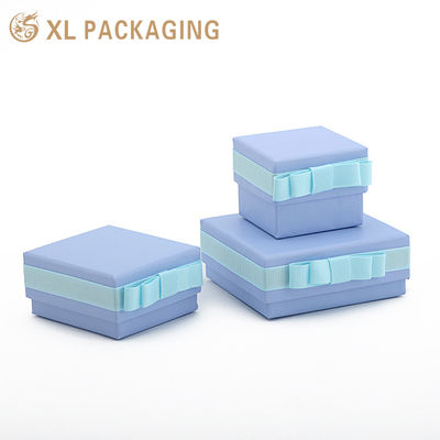 Boîte cadeau rigide de petite taille avec anneau, carton de 1000 g/m², nœud en ruban bleu clair et insert en éponge multi-emplacements pour emballage de bijoux
