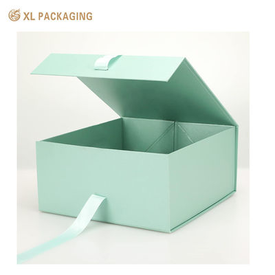 Boîte cadeau à fermeture magnétique pliable personnalisée avec construction en carton gris durable respectueuse de l'environnement et taille personnalisable