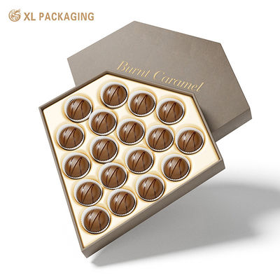 Une boîte de chocolat en forme de diamant personnalisée de 18 pièces avec un plateau d'or de luxe pour le chocolat haut de gamme.