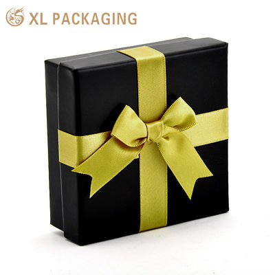 Boîte cadeau rigide matte noire personnalisée avec panneau rigide de 2 mm, arc en satin d'or et insert d'éponge de velours