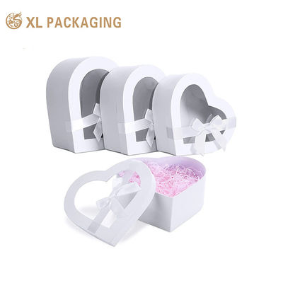Boîte cadeau en forme de cœur personnalisée avec carton rigide de 2 mm, fenêtre PET transparente et bande de satin