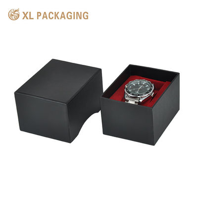 Boîte cadeau pour montre noir mat avec coussin rouge floqué et construction rigide couvercle-et-base pour un rangement sécurisé