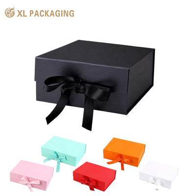 Des boîtes en papier pliables à fermeture magnétique de luxe, des boîtes cadeaux en relief avec ruban écologique et personnalisable.