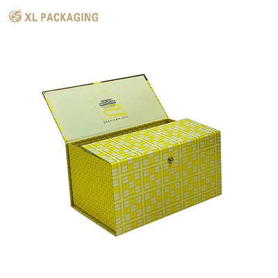 Boîte d'emballage cadeau à deux portes en jaune avec fermeture au bouton métallique et estampage en papier peint pour les occasions spéciales