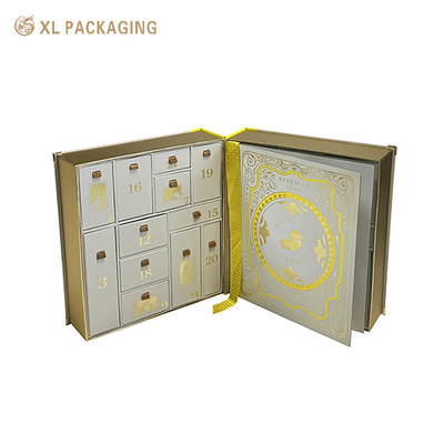 Le calendrier de l'avent est un livre de collection classique avec un logo en feuille d'or pour Noël.