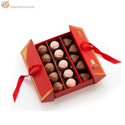 Boîte à chocolat à deux portes en carton blanc de 350 grammes avec étiquette en feuille d'or et fermeture au ruban