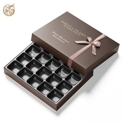 Une boîte de chocolat à prix abordable avec un logo en feuille d'or, une élégante flèche rose et un plateau en PET de qualité alimentaire