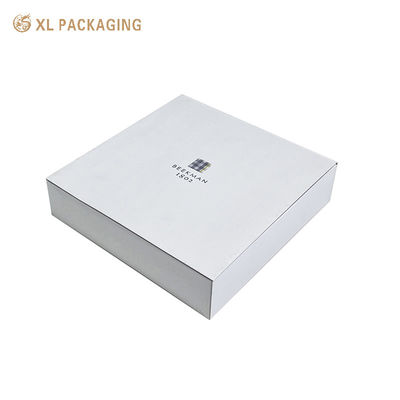 Boîte cosmétique à fermeture magnétique personnalisée de luxe avec carton rigide épais et base blanche minimaliste pour l'emballage de cadeaux de soins de la peau