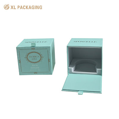 Coffret cadeau de luxe en forme de bougie en feuille d'or avec ouverture sur le devant et insert de protection en EVA.