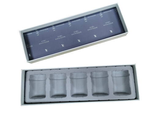 Boîte cadeau rigide en relief avec insertion de cloison sécurisée pour 4 bouteilles - Elegante surface en relief et impression personnalisée complète